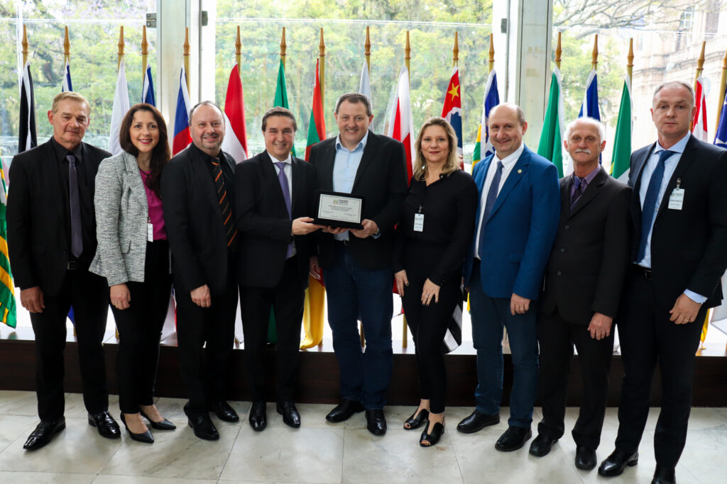 Emoção marca homenagem do deputado Weber aos 25 anos da Coopershoes