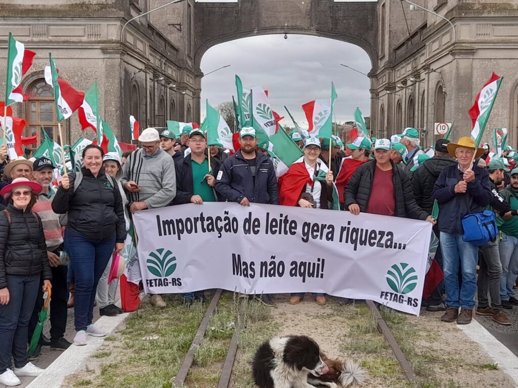Deputado cobra subsídio para produtores de leite em protesto em Jaguarão