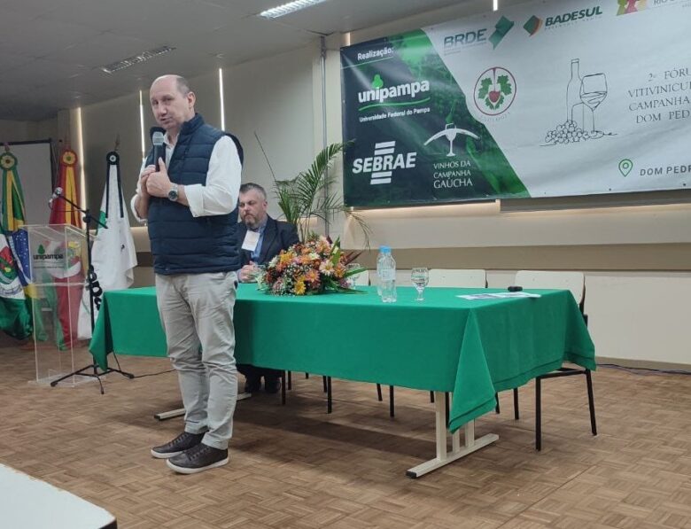 Weber apresenta projeto que pune contrabando de vinhos e espumantes no 2º Fórum da Fruticultura e Vitivinicultura em Dom Pedrito