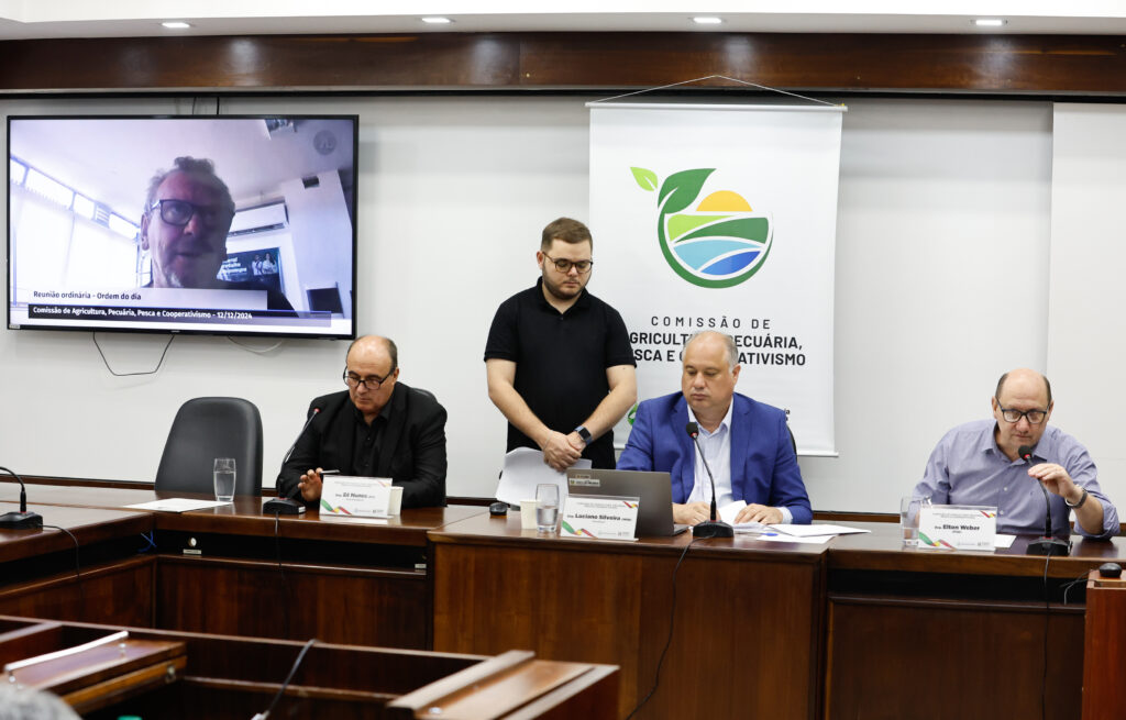 PORTO ALEGRE - RS - BRASIL. 12/12/24. Sala José Lutzenberger, 4º andar - Comissão de Agricultura, Pecuária, Pesca e Cooperativismo, reunião ordinária híbrida. Foto: Fernando Gomes / ALRS.