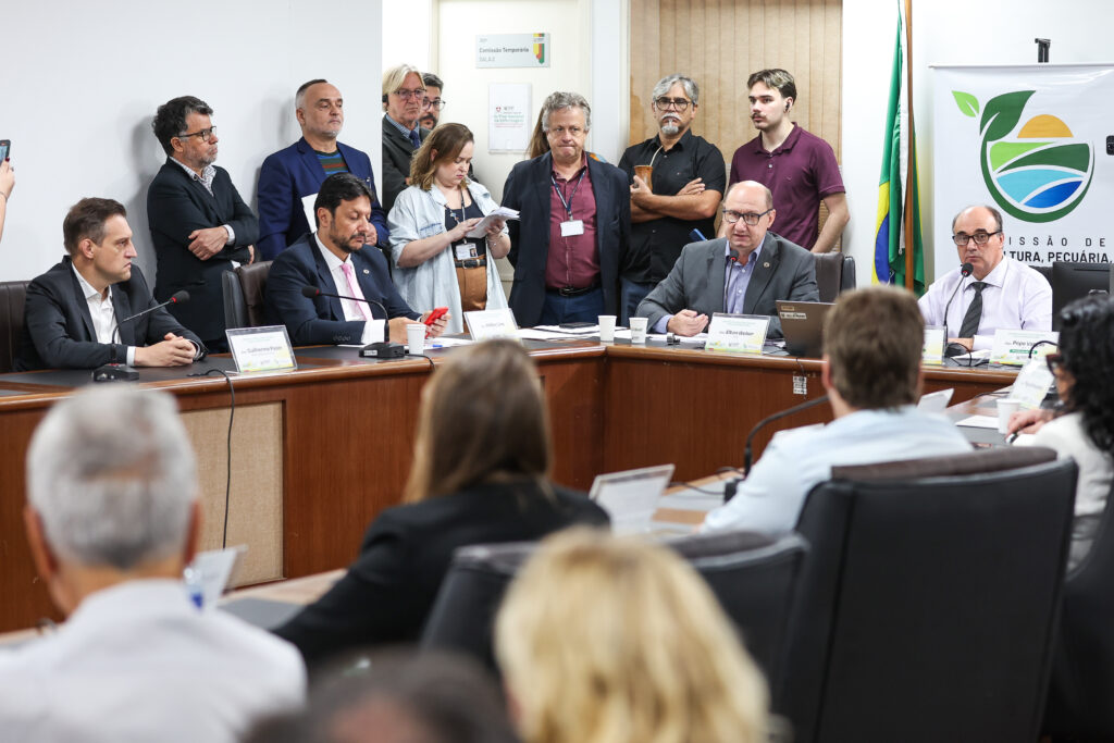 PORTO ALEGRE - RS - BRASIL - 03/04/2025:Comissão de Agricultura, Pecuária, Pesca e Cooperativismo - reunião ordinária. Na Ordem do Dia constam um projeto de lei e dois requerimentos de audiência pública.Foto: Lucas Kloss / ALRS.