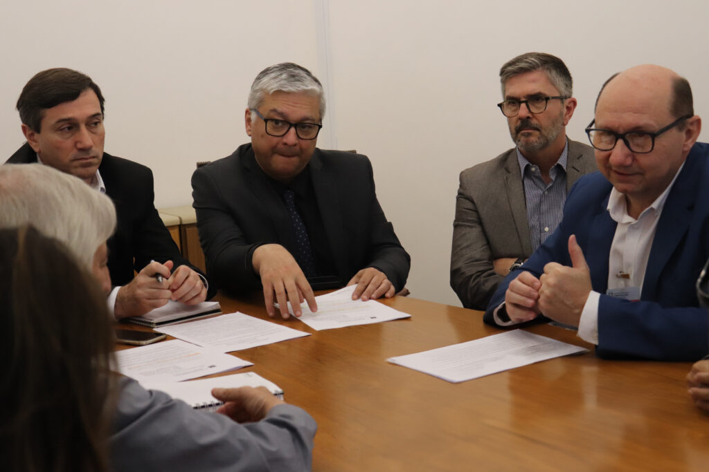 Deputado é surpreendido com demora na minuta do decreto que regulamenta lei contra comércio clandestino de bebidas e cigarro