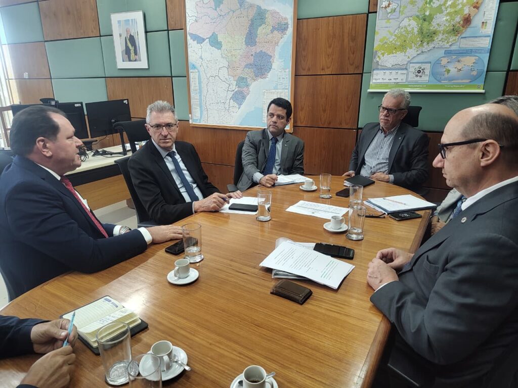 Em meio à crise, comitiva gaúcha reivindica preço mínimo de R$ 2,40 para o leite