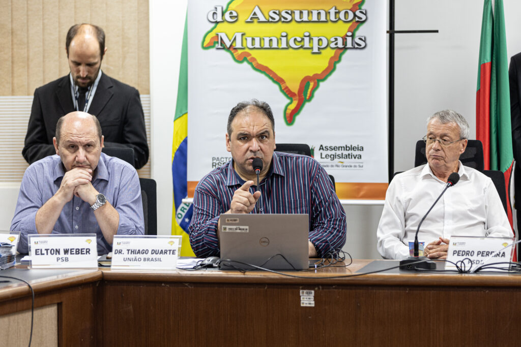 PORTO ALEGRE - RS - BRASIL - 15/12/2025: Audiência pública para debater a situação da autoliquidação da Cooperativa Sul Riograndense de Laticínios (Cosulati). A iniciativa é do deputado Dr. Thiago Duarte (União). Espaço da Convergência. Foto: Raul Pereira/ALRS.