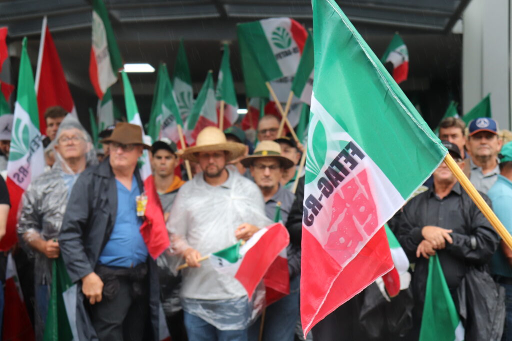 Mobilizados em Porto Alegre, produtores de leite exigem medidas federais