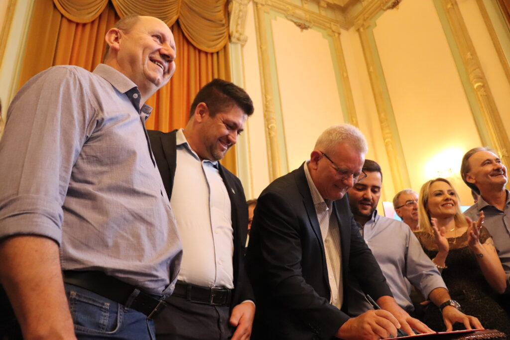 Weber participa de assinatura para o Caminho Pomerano