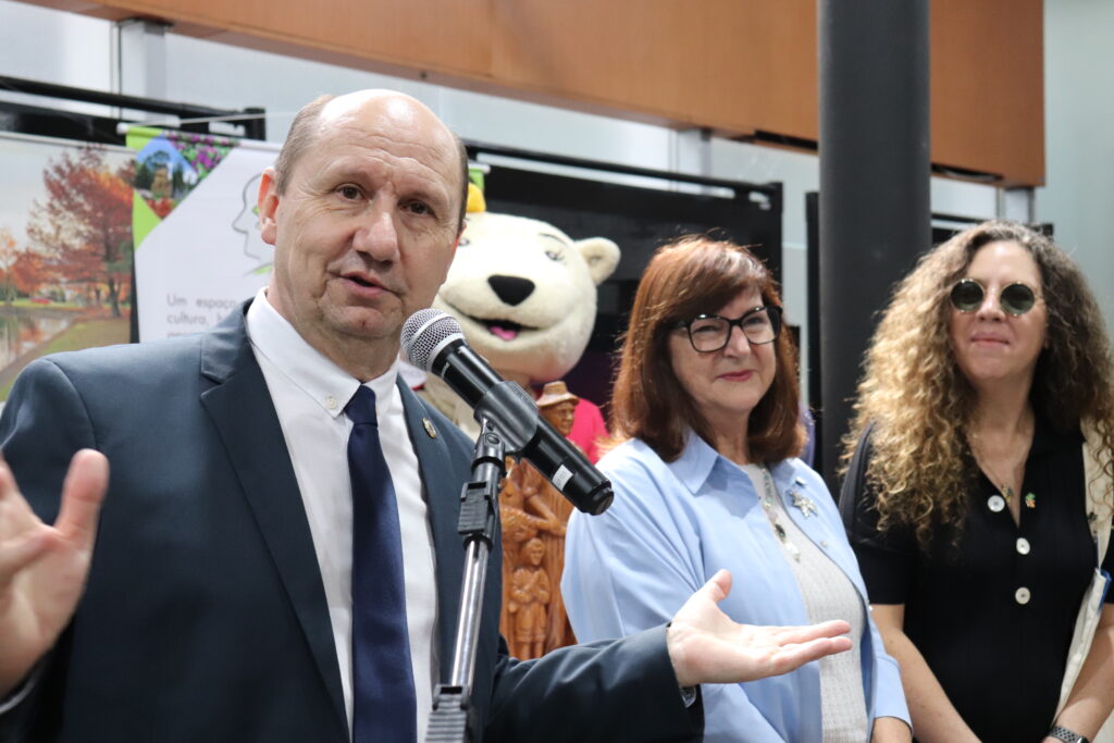 Deputado Elton abre exposição sobre os 30 anos da Rota Romântica 