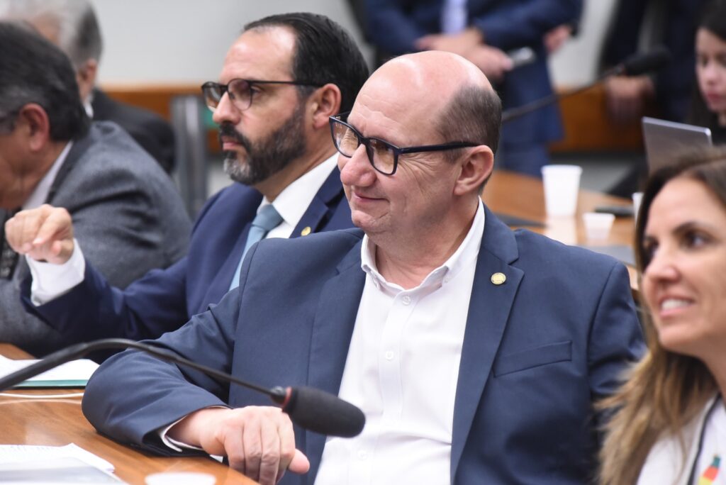 Deputado Elton Weber cobra suspensão de royalties da soja e critica postura da Bayer em audiência pública